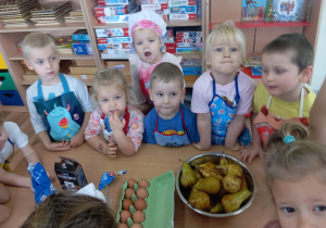 Tuptusie pieką ciasto z owocami
