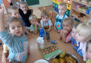 Tuptusie pieką ciasto z owocami