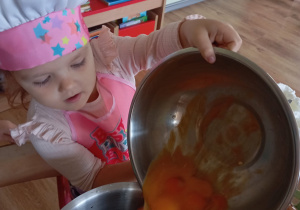 Tuptusie pieką ciasto z owocami