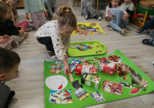 Montessoriaki wykonują plakaty o zdrowych produktach żywnościowych