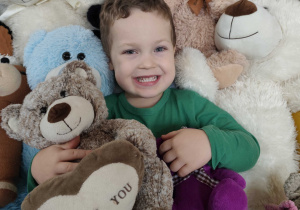 Bastian pozuje do zdjęcia z misiami