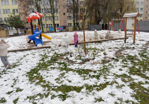 Zabawy Tuptusiów na śniegu