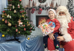 Bastian pozuje do zdjęcia ze Świętym Mikołajem