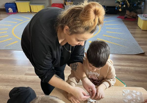 Dzieci pracują z pomocą mamy Ignasia