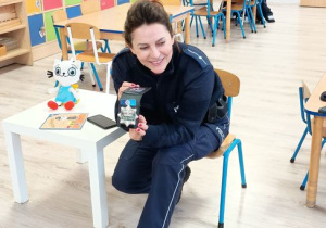 Policjantka prezentuje swoją odznakę policyjną