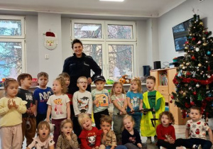 Dzieci pozują do zdjęcia z policjantką