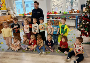 Dzieci pozują do zdjęcia z policjantką
