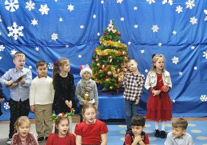 Dzieci grają na dzwonkch kolędę "Przybieżeli do Betlejem"