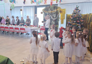 Buziaki na uroczystym Spotkaniu Wigilijnym w Centrum Seniora.