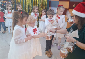 Buziaki na uroczystym Spotkaniu Wigilijnym w Centrum Seniora.