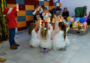 Buziaki na uroczystym Spotkaniu Wigilijnym w Centrum Seniora.