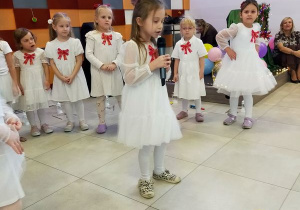 Buziaki na uroczystym Spotkaniu Wigilijnym w Centrum Seniora.
