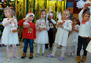 Buziaki na uroczystym Spotkaniu Wigilijnym w Centrum Seniora.