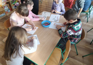 Dzieci kolorują dłoń według własnego pomysłu