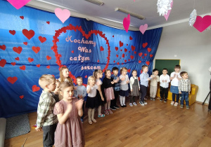 Dzieci śpiewają piosenkę