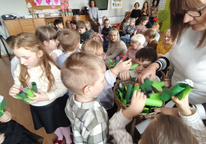 Dzieci wręczają Babciom i Dziadkom upominki
