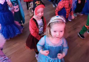 Dzieci bawią się podczas balu karnawałowego