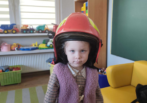 Liwia w strażackim kasku