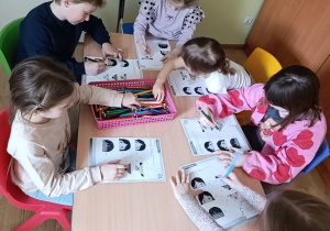 dzieci wypełniają kartę pracy