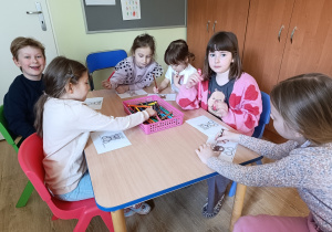 dzieci wypełniają kartę pracy