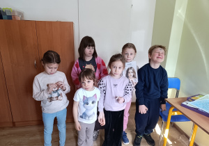 dzieci pokazują smutne miny