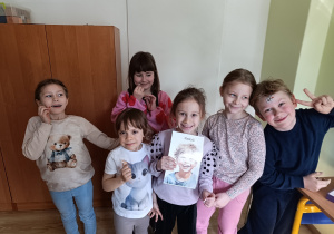 dzieci pokazują wesołe miny