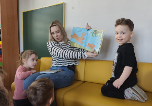 Mama Bastianka czyta dzieciom książeczki