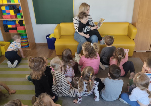 Mama Bastianka czyta dzieciom książeczki