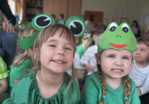 Dzieci występują na przedstawieniu z okazji Powitania Wiosny