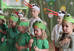 Dzieci występują na przedstawieniu z okazji Powitania Wiosny