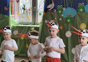 Dzieci występują na przedstawieniu z okazji Powitania Wiosny