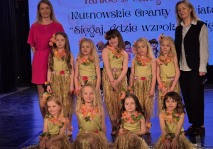 Dziewczynki z PM nr 8 pozują do zdjęcia