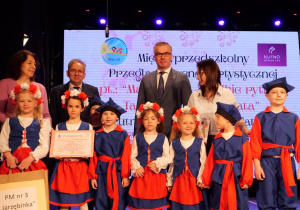 Dzieci z PM nr 3 pozują do zdjęcia