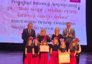 Dzieci z PM nr 16 pozują do zdjęcia