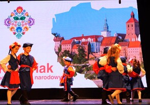 Dzieci z Przedszkola Miejskiego nr 3 zaprezentowały taniec polski -kujawiak
