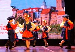 Dzieci z Przedszkola Miejskiego nr 3 zaprezentowały taniec polski -kujawiak