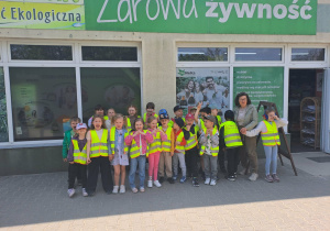 Pamiątkowe zdjęcie przed sklepem