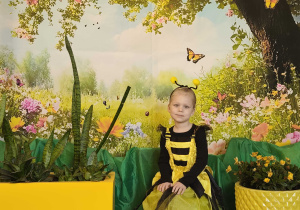 Dzieci pozują do zdjęcia na tle wiosennej łąki