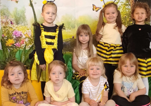Dzieci pozują do zdjęcia na tle wiosennej łąki