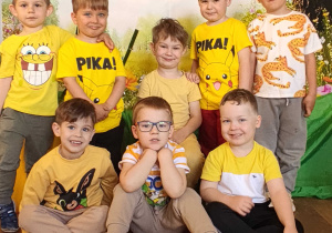 Dzieci pozują do zdjęcia na tle wiosennej łąki