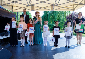 fot. KDK; Zespół Kocie Nutki (Klara, Julia, Zosia) odbiera Wyróżnienie.