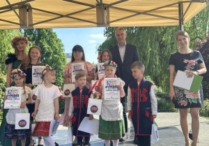 fot. KDK; Zespół Folkowe Dzieciaki (Lenka, Tadzio, Asia, Julek, Alisa) odbiera Nagrodę Główną w konkursie wokalnym.