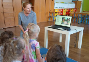 Dzieci patrzą na obrazek na laptopie
