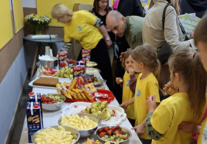 Zdrowy poczęstunek na Promyczkowej Spartakiadzie Rodzinnej