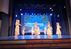 Dziewczynki tańczą taniec hula