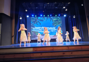 Dziewczynki tańczą taniec hula