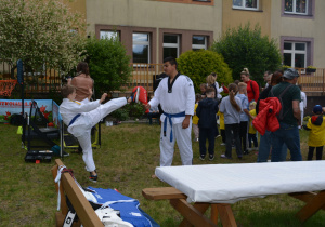 pokaz taekwondo podczas spartakiady