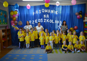 dzieci i panie pozują do wspólnego zdjęcia