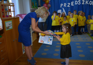 Pani dyrektor Pasuje dzieci na Przedszkolaka