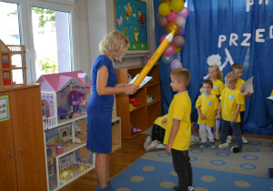 Pani dyrektor Pasuje dzieci na Przedszkolaka